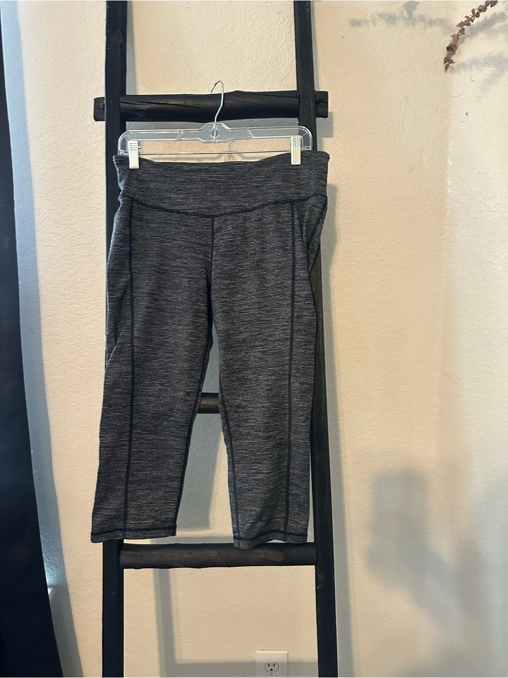 Old Navy Dark Gray Capri Workout Leggings